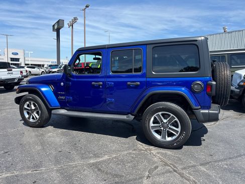 Used 2018 Jeep Wrangler Unlimited Sahara AWD/4WD image 3