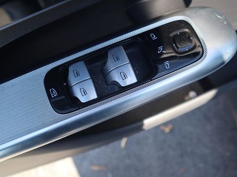 Used 2025 Mercedes-Benz GLC 300 4MATIC image 17