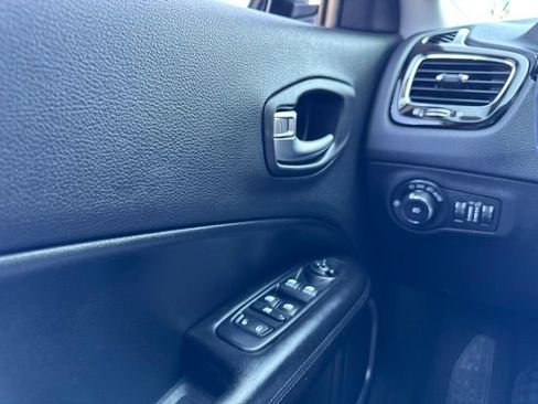 Used 2018 Jeep Compass Latitude w/ Popular Equipment Group AWD/4WD image 19