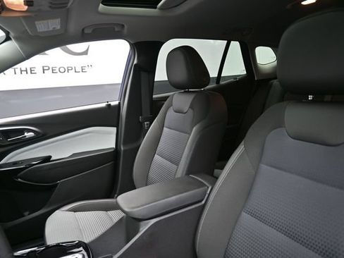 Used 2024 Chevrolet Trax LT w/ Sunroof Package FWD image 9