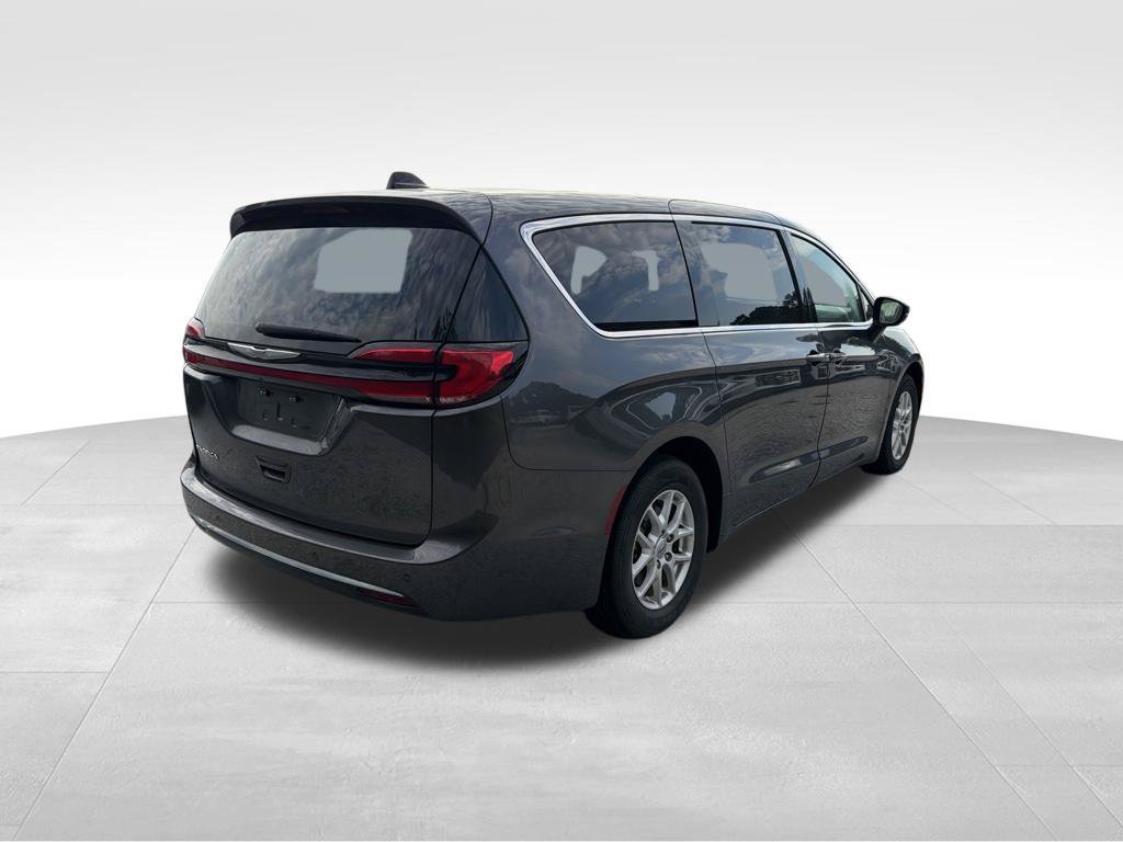 Used 2023 Chrysler Pacifica Touring-L FWD image 4