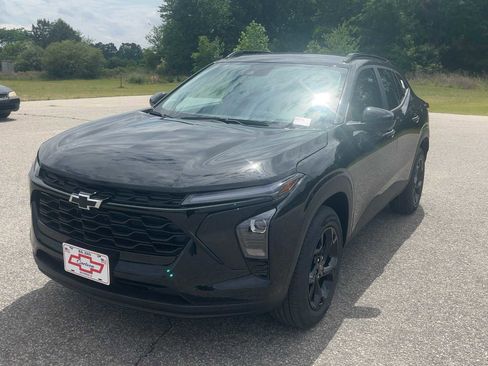 New 2026 Chevrolet Trax LT w/ Driver Confidence Package FWD image 2