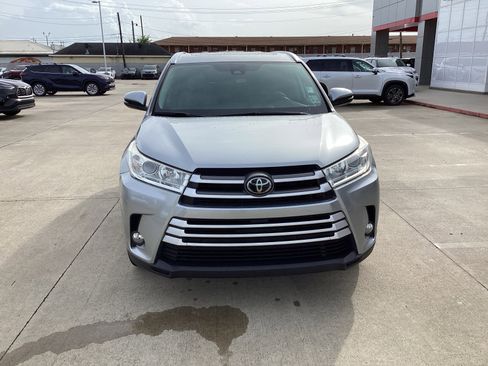 Used 2018 Toyota Highlander XLE FWD image 2