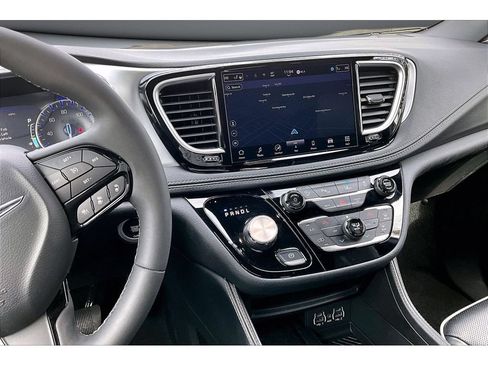 Used 2025 Chrysler Pacifica Limited FWD image 9