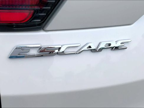 Used 2018 Ford Escape SEL w/ Ford Safe & Smart Package AWD/4WD image 29