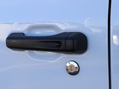 Used 2025 Jeep Wrangler Sahara image 11