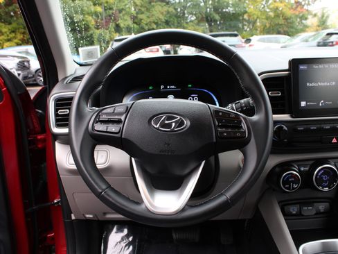 Used 2024 Hyundai Venue SEL image 3
