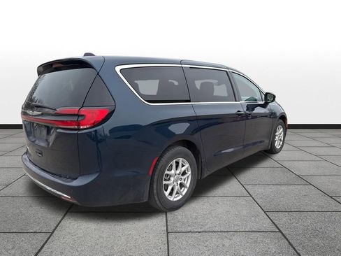 Used 2023 Chrysler Pacifica Touring-L image 30