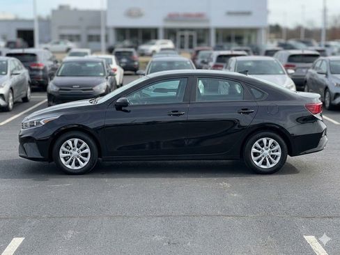 Used 2023 Kia Forte LXS FWD image 3