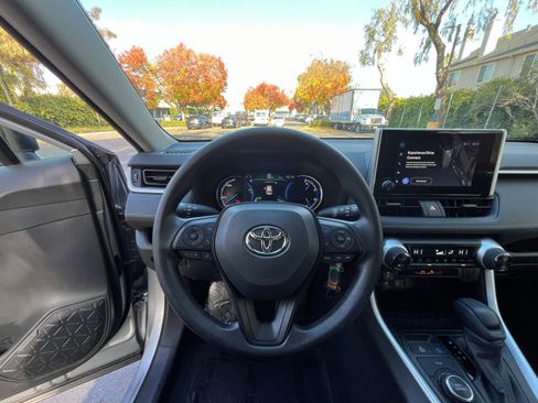 Used 2025 Toyota RAV4 LE image 33