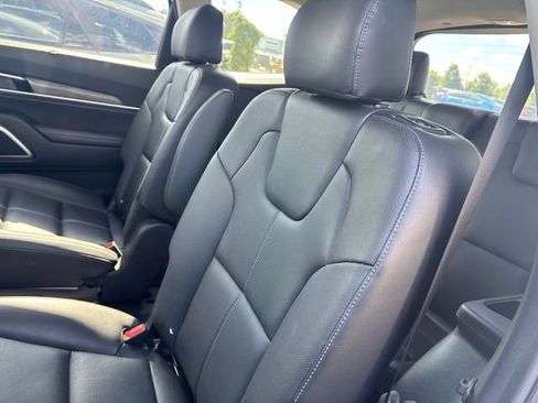 Used 2022 Kia Telluride EX w/ EX Premium Package FWD image 10
