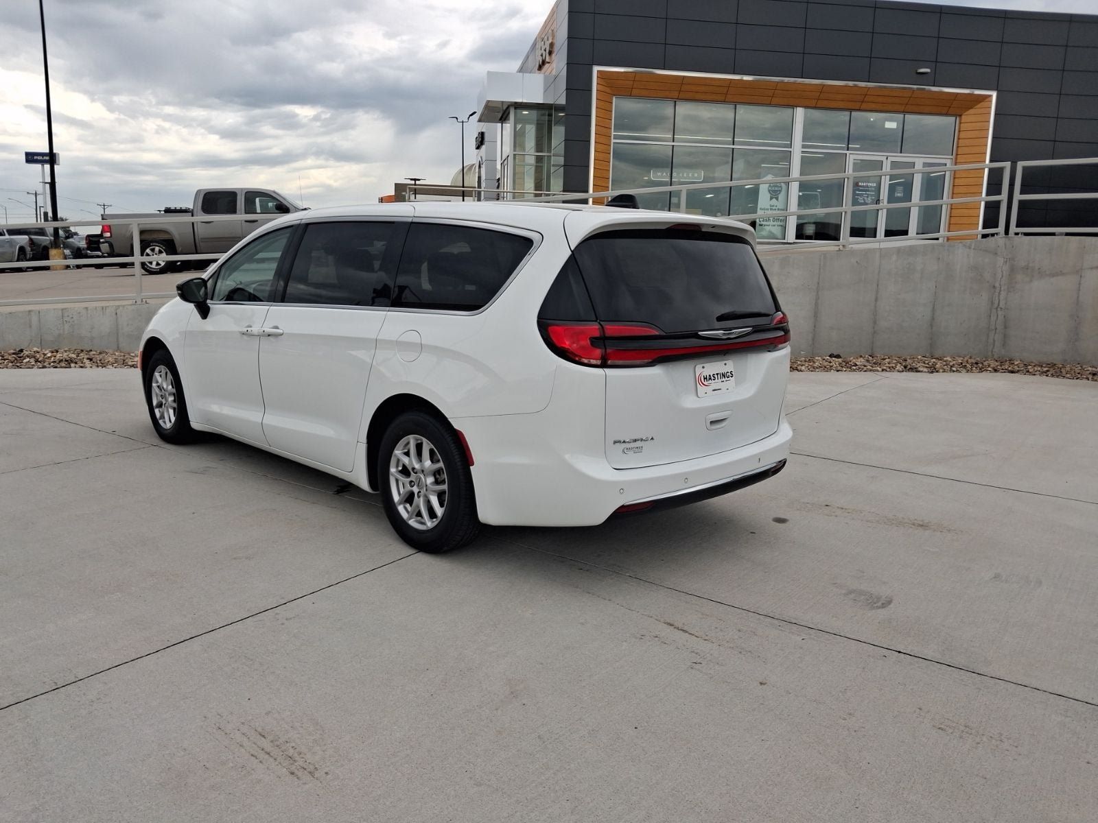 Used 2024 Chrysler Pacifica Touring-L FWD image 3