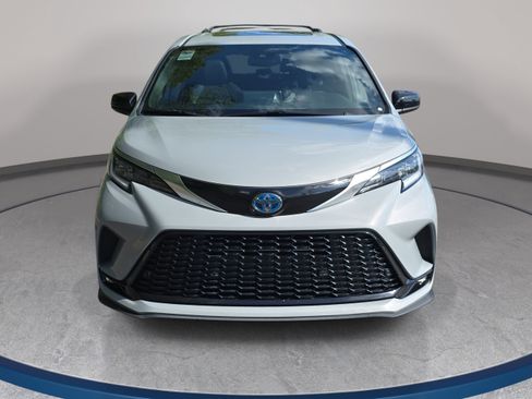 Used 2024 Toyota Sienna XSE FWD image 2