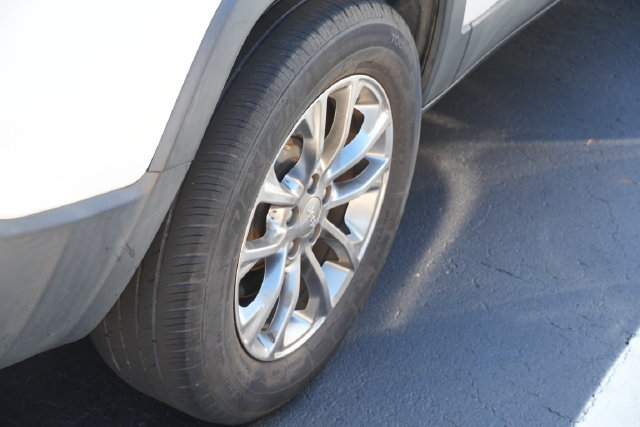 Used 2019 Jeep Cherokee Latitude Plus w/ Cold Weather Group AWD/4WD image 22