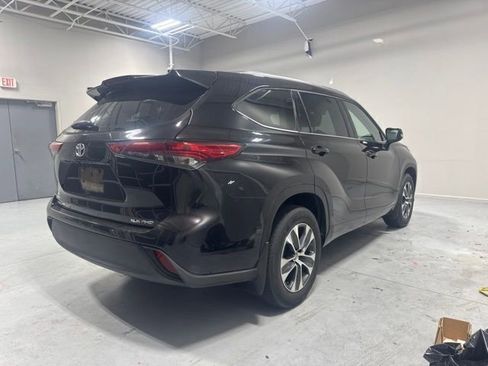 Used 2021 Toyota Highlander XLE AWD/4WD image 5