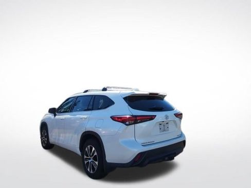 Used 2021 Toyota Highlander XLE AWD/4WD image 4