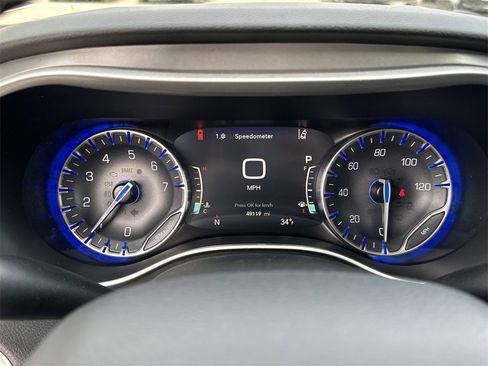 Used 2025 Chrysler Pacifica Select image 12