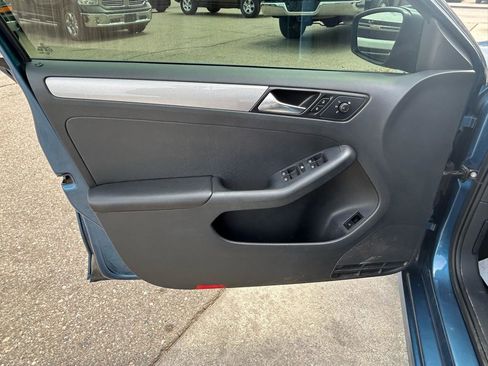Used 2016 Volkswagen Jetta SE FWD image 14