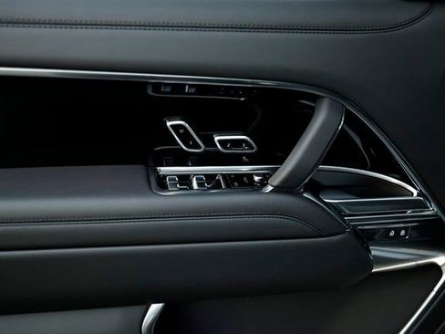 New 2026 Land Rover Range Rover SE image 18