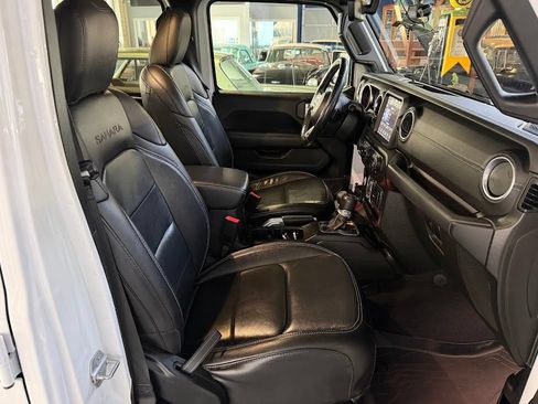 Used 2019 Jeep Wrangler Unlimited Sahara w/ Uconnect 4C Nav & Sound Group AWD/4WD image 12