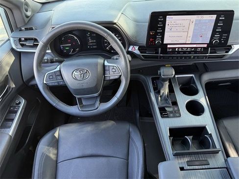 Used 2024 Toyota Sienna XLE Woodland Edition image 12