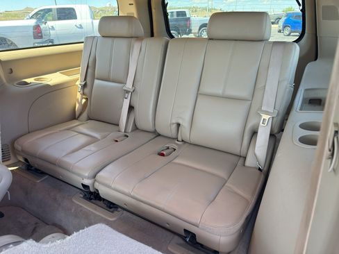 Used 2008 GMC Yukon XL SLT w/ SLT Preferred Equipment Group AWD/4WD image 12