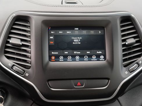 Used 2019 Jeep Cherokee Latitude w/ Popular Appearance Group AWD/4WD image 22