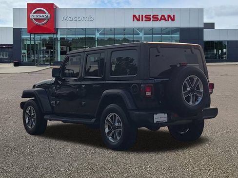 Used 2018 Jeep Wrangler Unlimited Sahara w/ Uconnect 4C Nav & Sound Group AWD/4WD image 5