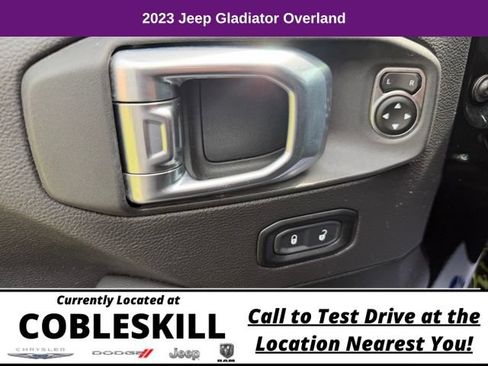 Used 2023 Jeep Gladiator Overland AWD/4WD image 16