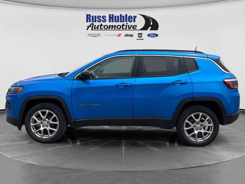 Used 2022 Jeep Compass Latitude w/ Sun and Sound Group AWD/4WD image 2