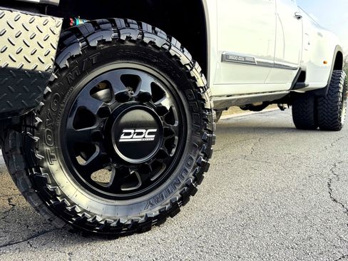 Used 2024 Chevrolet Silverado 3500 High Country w/ High Country Premium Package image 2