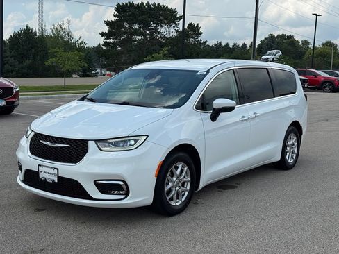 Used 2023 Chrysler Pacifica Touring-L FWD image 32