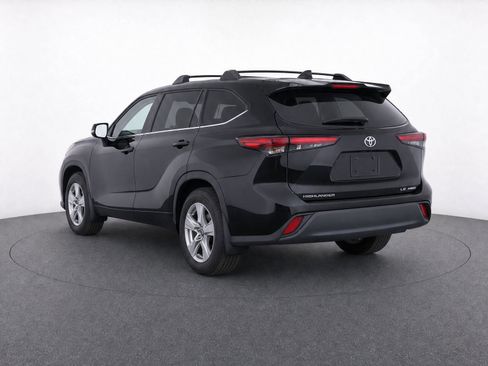 Used 2023 Toyota Highlander LE AWD/4WD image 3