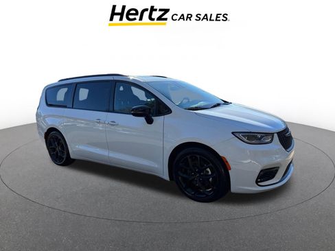 Used 2025 Chrysler Pacifica Limited image 1