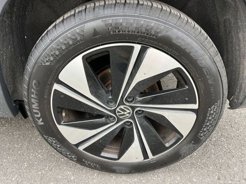 Used 2025 Volkswagen Taos SE image 30