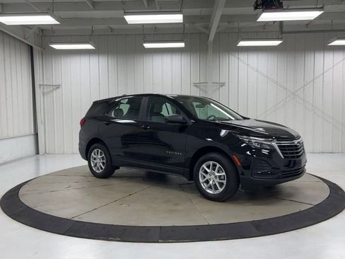 Used 2023 Chevrolet Equinox LS AWD/4WD image 2