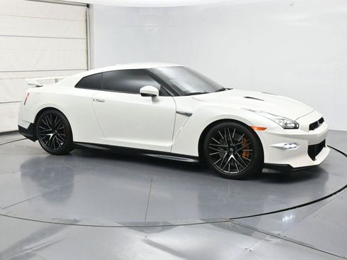 Certified 2024 Nissan GT-R Premium w/ Premium Interior Package AWD/4WD image 32