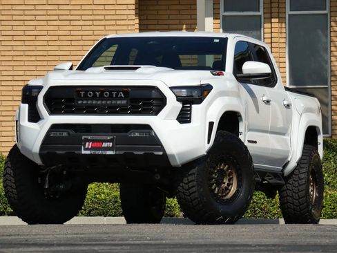 Used 2025 Toyota Tacoma TRD Sport image 2