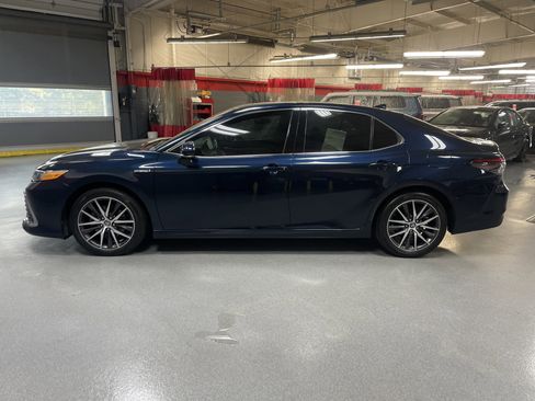 Used 2021 Toyota Camry XLE w/ Navigation Upgrade Package image 7