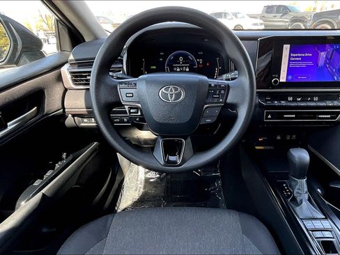 Used 2025 Toyota Camry LE image 5