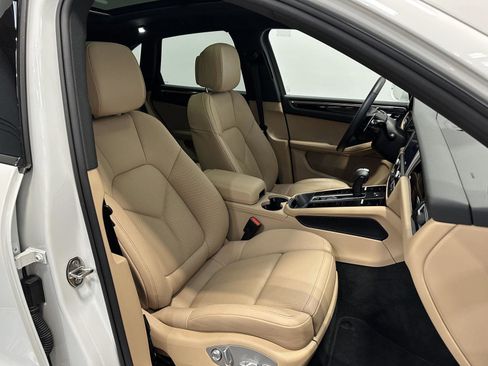 Certified 2025 Porsche Macan AWD/4WD image 42