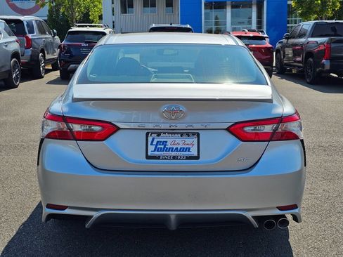Used 2018 Toyota Camry SE w/ Moonroof Package FWD image 6