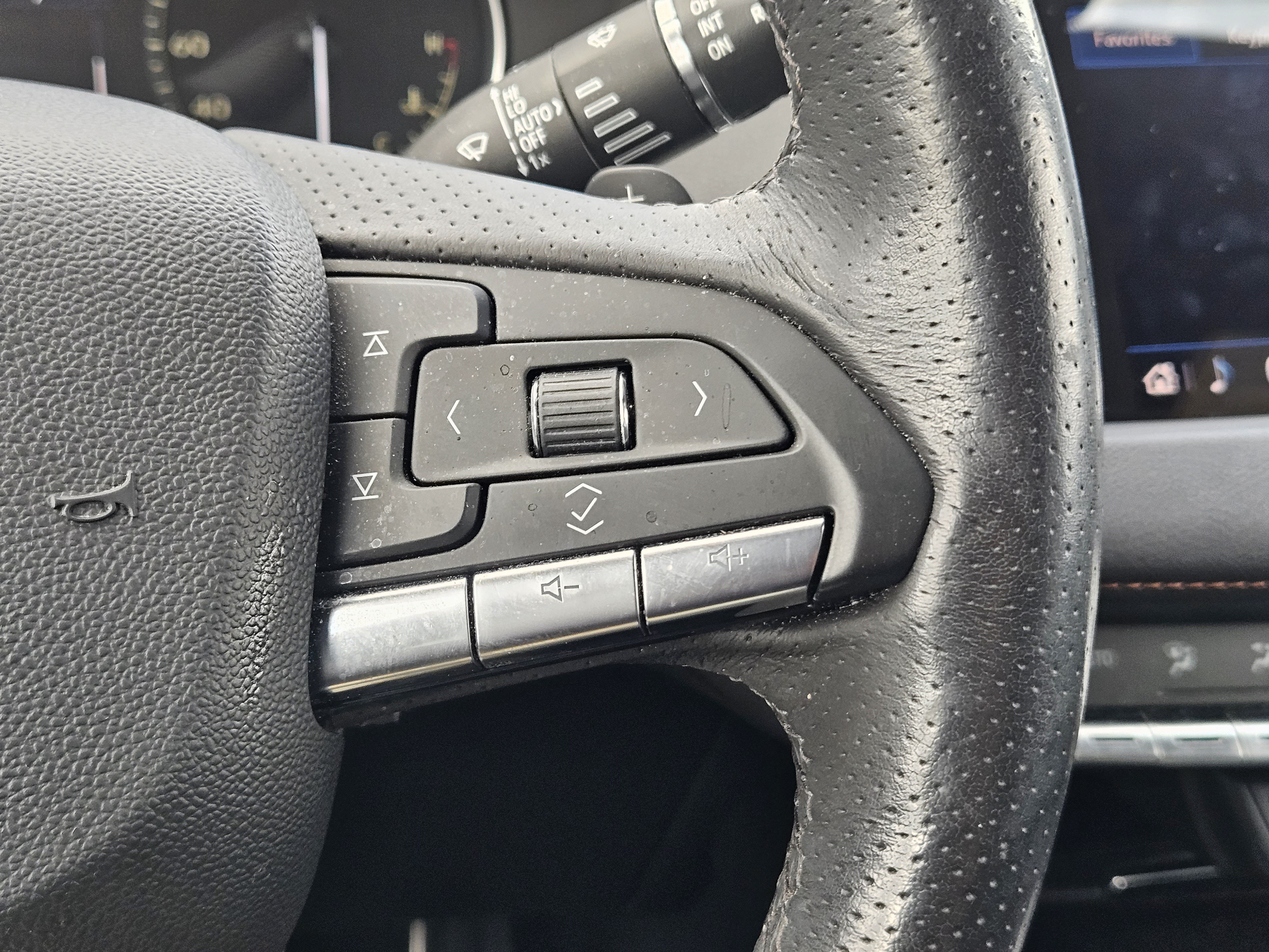 Used 2023 Cadillac XT4 Sport w/ Cold Weather Package FWD image 30