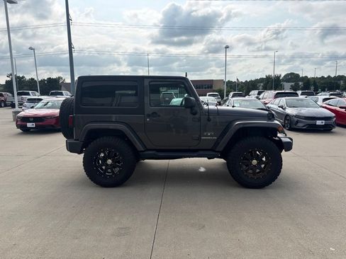Used 2017 Jeep Wrangler Sahara w/ Connectivity Group AWD/4WD image 4