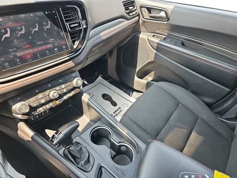 Used 2025 Dodge Durango GT RWD image 25