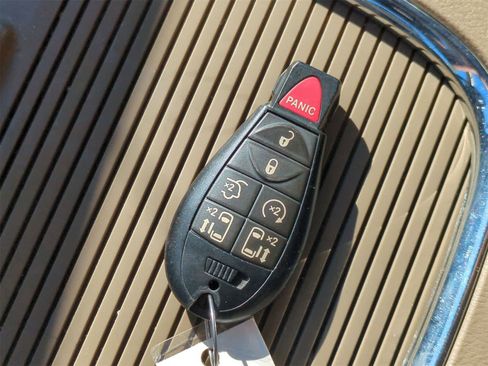 Used 2011 Chrysler Town & Country Limited image 34