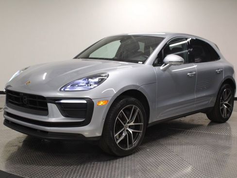 Certified 2025 Porsche Macan AWD/4WD image 1