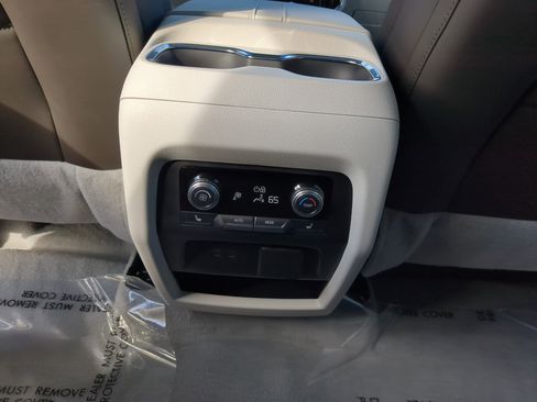 Used 2024 GMC Acadia Denali w/ Super Cruise Package image 16