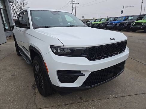 Used 2024 Jeep Grand Cherokee Altitude image 14