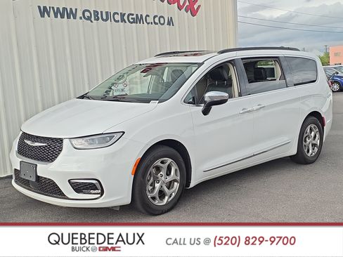 Used 2023 Chrysler Pacifica Limited FWD image 3